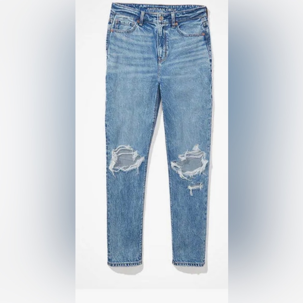 American Eagle Distressed Mom Jean in Women’s Size 4